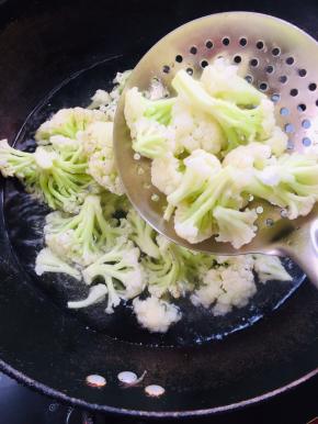 水开放入少许盐，几滴油，放入花菜焯水至花菜变软，捞出沥干水分备用。