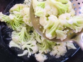 水开放入少许盐，几滴油，放入花菜焯水至花菜变软，捞出沥干水分备用。