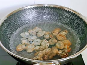 之后再焯水，水开后倒入花蛤，煮开口捞出即可。