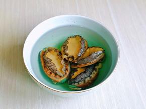 小鲍鱼处理好，洗干净，沸水中煮1分钟捞出。