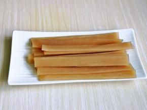 准备好宽粉，粉条可以根据自己喜欢来。