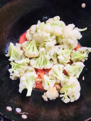 放入焯好水的花菜翻炒均匀。