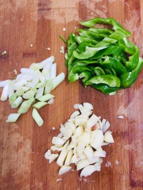 葱切成段儿，蒜拍碎，青椒切成块儿备用。