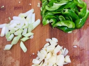 葱切成段儿，蒜拍碎，青椒切成块儿备用。