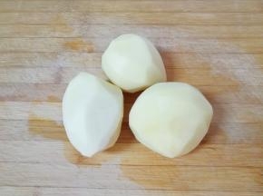 土豆去皮洗干净。