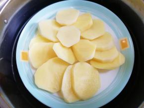 放在盘子里隔水蒸熟。