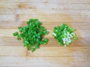 香葱洗干净切成葱花，葱叶和葱白部分分开。