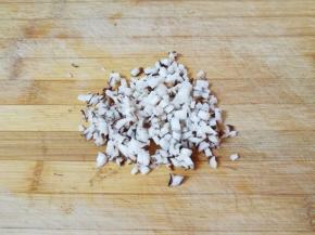 香菇洗干净切成碎末。