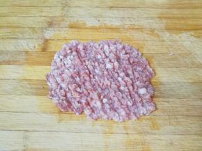 瘦肉洗干净剁成肉末。