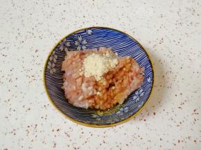 剁好的肉末放在小碗里，加入鸡粉、味极鲜酱油和少许食用油。