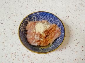 剁好的肉末放在小碗里，加入鸡粉、味极鲜酱油和少许食用油。