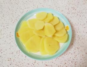 土豆蒸熟以后取出，用勺子压成土豆泥。