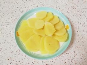 土豆蒸熟以后取出，用勺子压成土豆泥。