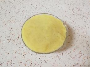 取一个深一点的小碗，底部铺上一层保鲜膜，将拌好的土豆泥装入小碗里，用勺子压实。