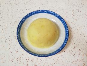 取一个盘子，将装好的土豆泥倒扣在盘子里，揭掉保鲜膜。