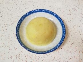 取一个盘子，将装好的土豆泥倒扣在盘子里，揭掉保鲜膜。