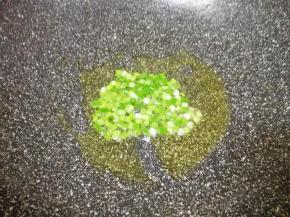 炒锅内倒适量的食用油烧热，下入香葱葱白部分炒香。