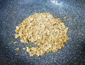 下入肉末炒至变色。