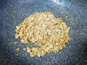 下入肉末炒至变色。