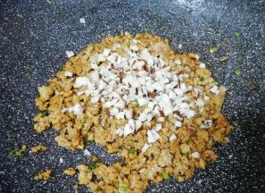 加入香菇末翻炒均匀。