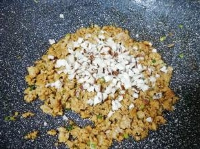 加入香菇末翻炒均匀。