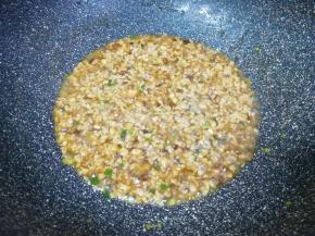 加入少量的水，烧至汤汁浓稠关火(可以尝一下味道，如果有点淡就加点盐，我没有加盐，感觉味道刚刚好)。