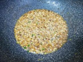 加入少量的水，烧至汤汁浓稠关火(可以尝一下味道，如果有点淡就加点盐，我没有加盐，感觉味道刚刚好)。