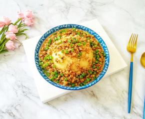 将炒好的香菇肉末浇在土豆泥上面，撒点葱花装饰一下。