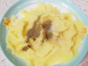 加入黑胡椒粉和少许盐搅拌均匀。