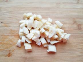 香蕉去皮切成小块。