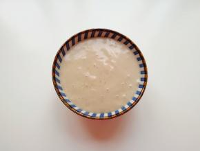 将做好的碧根果香蕉奶昔倒入碗里。