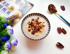 加入水果麦片，将剩下的一半碧根果仁掰碎了撒在上面。