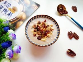 加入水果麦片，将剩下的一半碧根果仁掰碎了撒在上面。