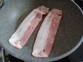 因为煎蛋饼的时间很短，所以培根要先用煎锅煎熟，之后才切丁