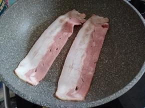 因为煎蛋饼的时间很短，所以培根要先用煎锅煎熟，之后才切丁