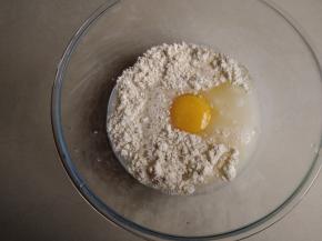 将低筋面粉、鸡蛋、清水和盐都倒入和面盆里