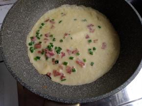 一面煎半分钟左右，翻转后再煎半分钟左右。这只是大概时间，我也没有计算过，而且不同锅具受热的时间不一样。反正多转动一下，别煎糊了