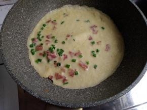 一面煎半分钟左右，翻转后再煎半分钟左右。这只是大概时间，我也没有计算过，而且不同锅具受热的时间不一样。反正多转动一下，别煎糊了