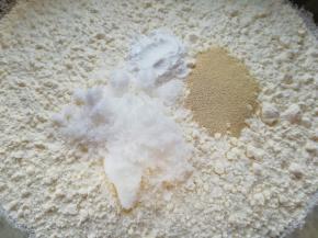 面粉中加入发酵粉、泡打粉和糖混合均匀。