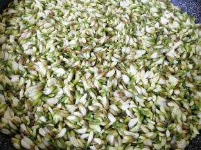 锅内放水烧开，下入槐花焯水至变色关火，将焯过水的槐花捞出晾凉，挤干水分备用。