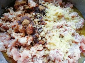 炒锅内倒适量的食用油烧热，泼在十三香上面，搅拌均匀。