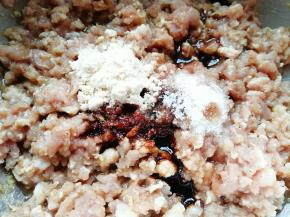 放盐、鸡粉、老抽、鲜贝露和香油搅拌均匀。