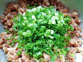 小葱洗干净切碎，加入肉馅里面搅拌均匀。