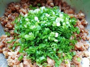 小葱洗干净切碎，加入肉馅里面搅拌均匀。