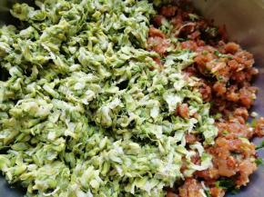 加入挤干水分的槐花。