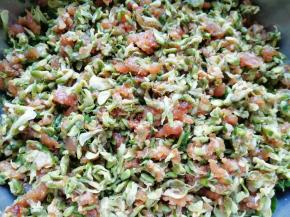 搅拌均匀，槐花大肉包子馅就做好了，特别香。