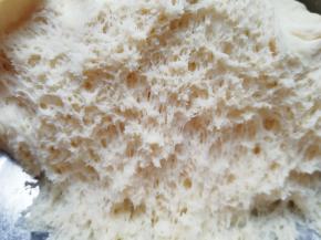 一个小时左右，面团发酵好了。