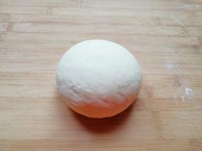 发酵好的面团揉光排气。