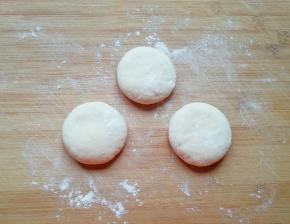 将小剂子压扁。