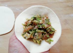 放上足够多的包子馅。